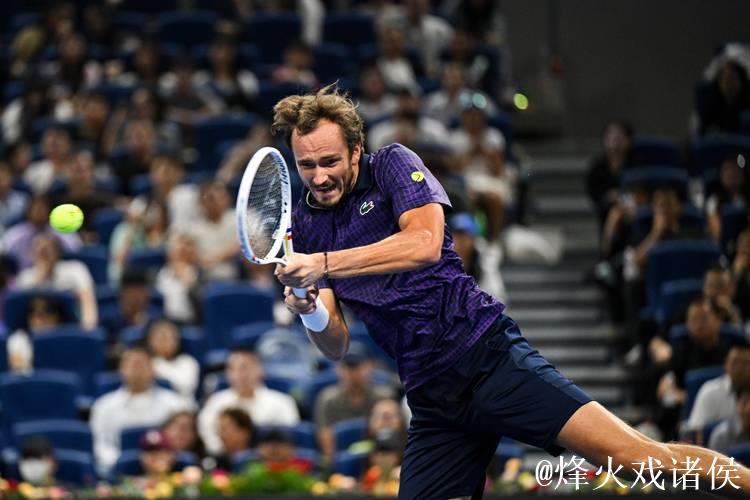 ATP巴黎大师赛：梅德韦杰夫顺利过关，阿利亚西姆逆转晋级